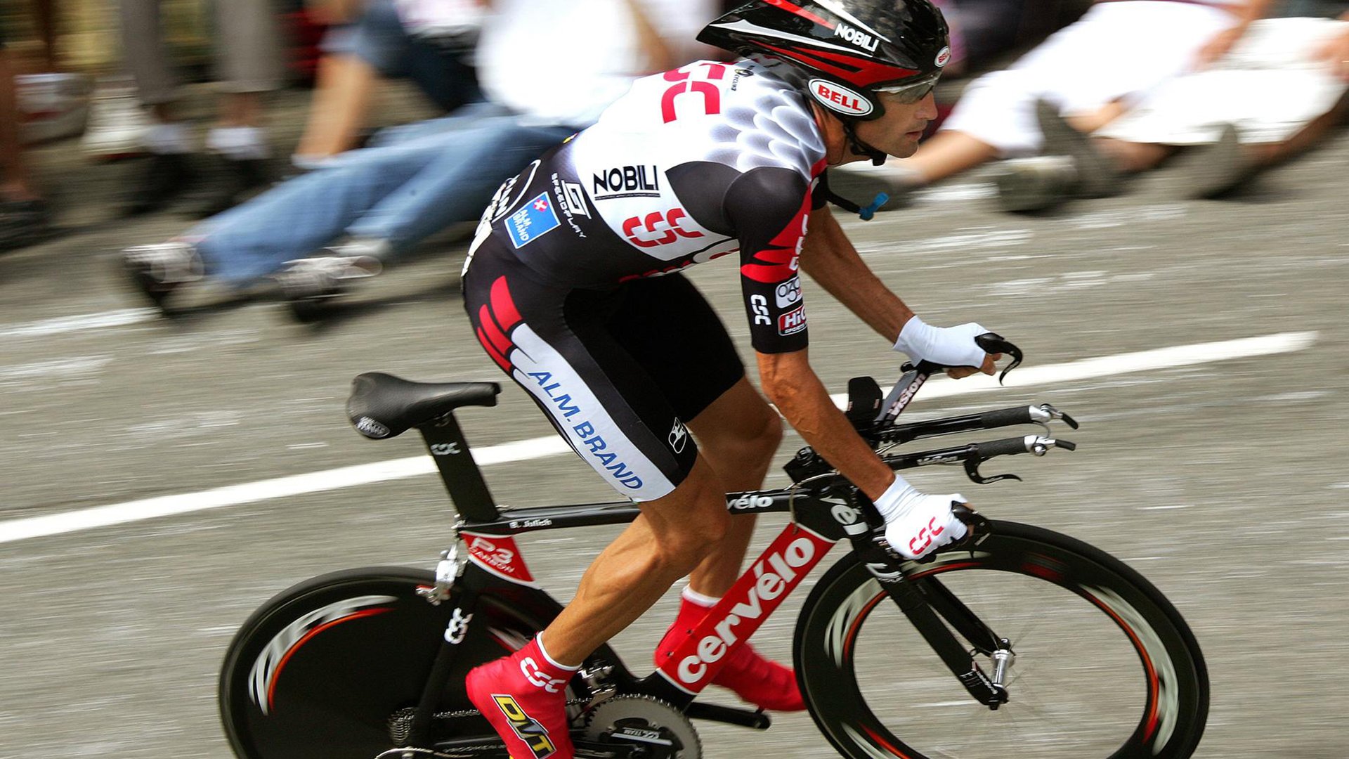 激烈足球对抗中球员技术高超,展现实力,足球对抗是什么意思