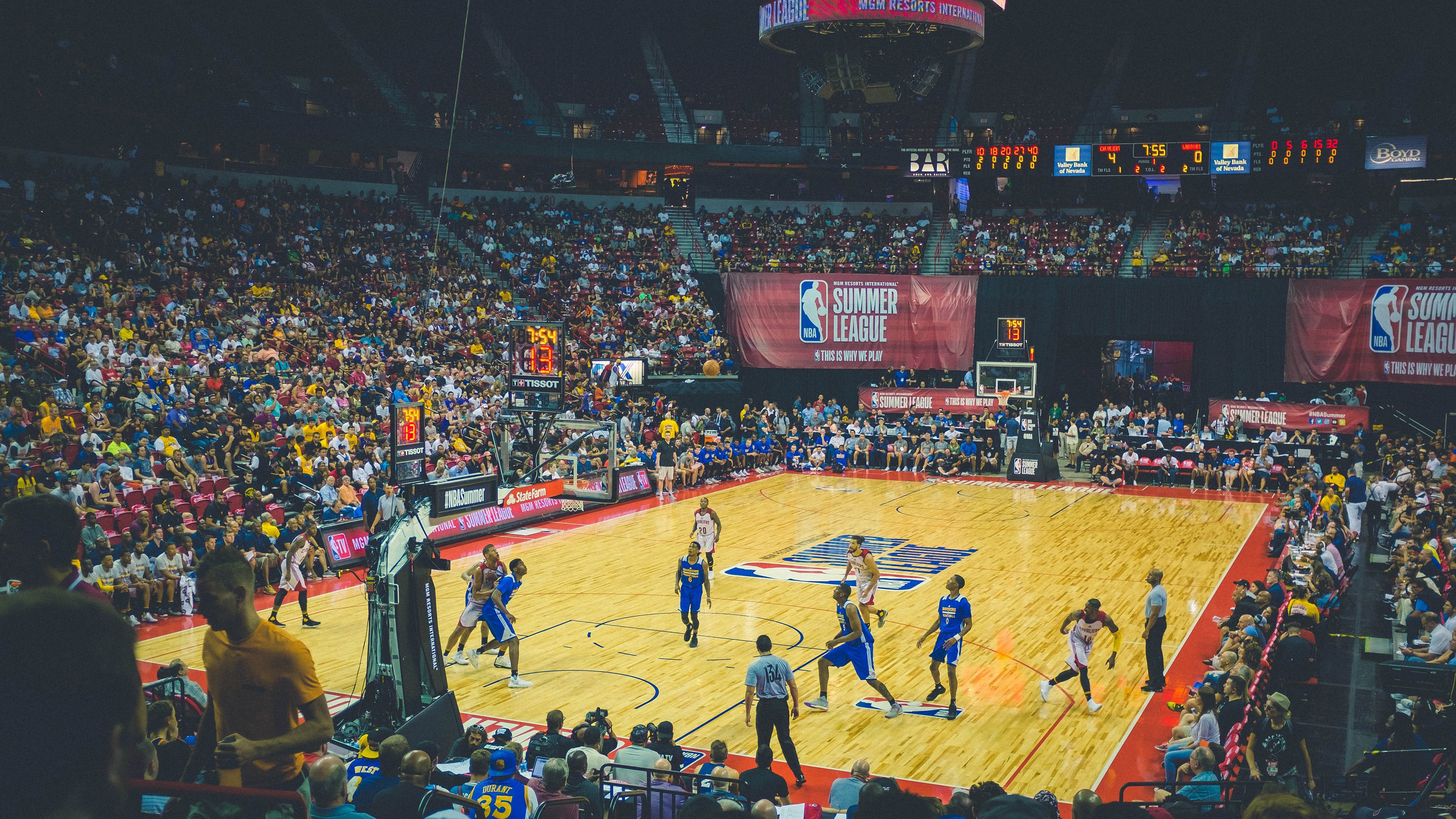 足球赛事营销引人注目,球迷争相追捧,足球营销案例